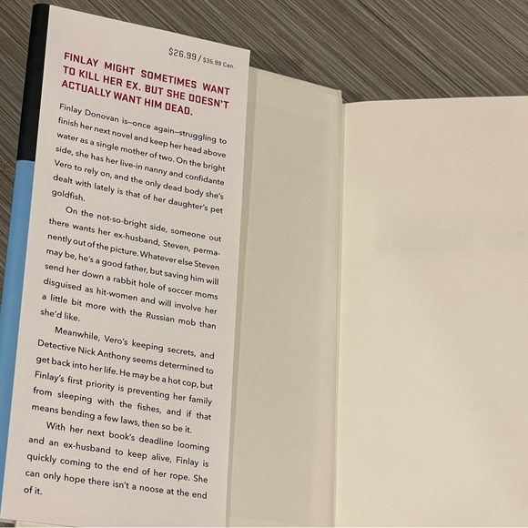 FLASH SALE *LIKE NEW* Finlay Donovan Knocks ‘Em Dead by Elle Cosimano - Picture 2 of 5